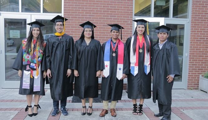 Jóvenes panameños se gradúan de la universidad de Arkansas en EE.UU.